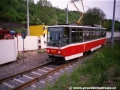 Sólo vůz T6A5.3 #8600 vypravený na linku 14 projíždí jednokolejným úsekem tratě. | 22.5.2001