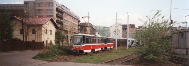 Souprava vozů T6A5 ev.č.8601+8602 odstavená v zatrolejované části spojovací koleje mezi tramvajovou a železniční tratí, tvoří druhou čestnou výjimku mezi fotografiemi - tato souprava na Smíchovské nádraží přijela, ale i z něj odjela vlastní silou. | 5.5.1996