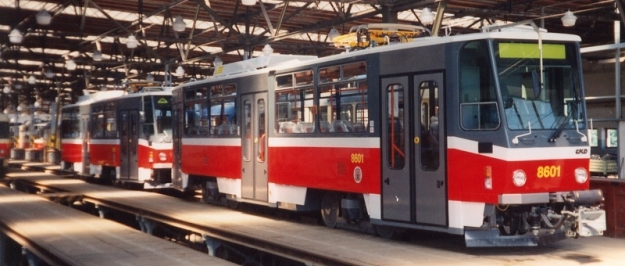 První souprava vozů T6A5 ev.č.8601+8602 vyfotografovaná ve vozovně Motol. Do provozu s cestujícími zasáhne jako sedmá svého typu od 14. prosince 1995. | 26.6.1995