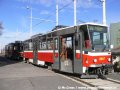Souprava vozů T6A5 ev.č.8607+8608 vyčkává na předávací koleji Zličín na vůz Škoda 14T ev.č.9113 | 30.10.2006