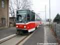 Souprava vozů T6A5 ev.č.8611+8612 již vytáhla na pražské koleje z plošinových vozů vůz Škoda 14T ev.č.9115, tak ještě pár rezervních decimetrů | 28.12.2006
