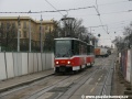 Souprava vozů T6A5 ev.č.8611+8614 vypravená na linku 26 projíždí postupně stále zmenšovaným koridorem tramvajové tratě mezi stavebními ohradami tunelu Blanka u Prašného mostu... | 15.4.2010