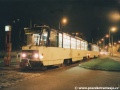 Souprava vozů T6A5 ev.č.8611+8613 vypravená na linku 4 stanicuje ve výstupní zastávce vnitřní koleje. | 12.9.2001