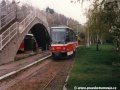 Souprava vozů T6A5 ev.č.8612+8614 vypravená na linku 42 manipuluje na vnitřní koleji smyčky Dlabačov. | 27.4.1997