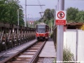Splítkovým úsekem na mostní konstrukci nad stavbou metra IV.C1 projíždí k zastávce Nad Trojou souprava vozů T6A5 #8617+8618 vypravená na linku 17. | 18.5.2002