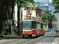 Souprava vozů T6A5 ev.č.8627+8628 vypravená na odkloněnou linku 10 stanicuje v zastávce Nad Primaskou. | 29.5.2004