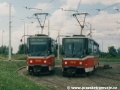 Vozy T6A5 ev.č.8630 a ev.č.8610 vypravené na linku 35 manipulují u kolejové spojky střední a vnější koleje smyčky Sídliště Řepy. | 14.7.1999