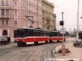 Souprava vozů T6A5 ev.č.8633+8634 vypravená na linku X-B míjí v prostoru dočasně zrušené zastávky Těšnov světelnou signalizaci řídící provoz v podjezdu Těšnov | 14.12.2002