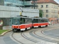 Souprava vozů T6A5 ev.č.8635+8636 vypravená na odkloněnou linku 12 vyčkává na světelně řízené křižovatce před zastávkou Strašnická na signál volno. | 25.7.2005