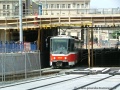 Souprava vozů T6A5 ev.č.8635+8636 vypravená na linku 9 projíždí splítkou Seifertova podél právě zřizované přeložky tramvajové tratě, zatímco nad trolejemi probíhá výstavba další části přemostění. | 25.7.2004