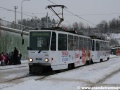 V nástupní zastávce střední koleje smyčky Nádraží Hostivař čeká na mateřskou školku souprava vozů T6A5 ev.č.8638+8639 vypravená na linku 26. | 16.12.2010