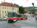 Souprava vozů T6A5 ev.č.8643+8644 vypravená na linku 20 opustila zastávku Malostranská a křižovatkou dolní Klárov míří na Mánesův most. | 10.7.2005