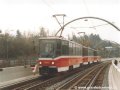 Souprava vozů T6A5 ev.č.8645+8646+8607 klesá k zastávce Hlubočepy po mostní estakádě přes Růžičkovu rokli. | 1.11.2003