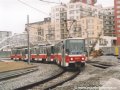 Souprava tří vozů T6A5 ev.č.8645+8646+8607 vjíždí do smyčky Sídliště Barrandov při zkouškách energetického systému. | 1.11.2003