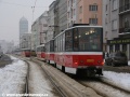 Když napadne sníh, vypukne v Praze „sněhové peklo„. Kolonu tramvají zápasících s výhybkou na křižovatce Želivského uzavírá u zastávky Flora souprava vozů T6A5 ev.č.8650+8649 vypravená na linku 16. | 13.1.2010