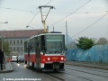 Vůz T6A5 ev.č.8666 vypravený na linku 15 projíždí ulicí Na Zátorách k Nádraží Holešovice, porovnejte si stav ulice s předchozí fotografií... | 3.11.2005