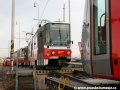 Souprava vozů T6A5 ev.č.8677+8624 vytahuje na pražské koleje vůz Škoda 14T ev.č.9121 z plošinových železničních vozů. | 5.3.2007
