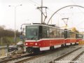 Souprava vozů T6A5 ev.č.8681+8682+8680 opouští zastávku Geologická a chystá se na dlouhé klesání do Hlubočep. | 1.11.2003