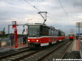 Souprava vozů T6A5 ev.č.8693+8694 vypravená na odkloněnou linku 20 stanicuje v zastávce Obora Hvězda. | 31.8.2010