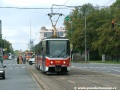 Souprava vozů T6A5 ev.č.8695+8696 vypravená na linku 4 projíždí traťovým úsekem u zastávky Vozovna Strašnice | 27.8.2004
