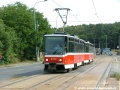 Souprava vozů T6A5 ev.č.8703+8704 vypravená na linku 4 stoupá k zastávce Hlušičkova. | 17.8.2004