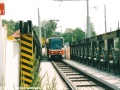Souprava vozů T6A5 #8705+8706 vypravená na linku 17 projíždí splítkovým úsekem na mostní konstrukci nad stavbou metra IV.C1 v Trojské ulici. | 18.5.2002