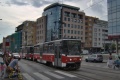 Souprava vozů T6A5 #8712+8711 na lince 15 opouští zastávku Nádraží Vysočany. | 17.8.2009