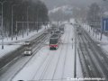Za husté sněhové vánice míří Plzeňskou ulicí k vozovně Motol krycí vlak tvořený soupravou vozů T6A5 ev.č.8713+8714 a za ním jedoucím vozem Škoda 14T ev.č.9117. | 27.1.2007