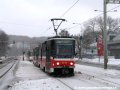 Za husté sněhové vánice míří Plzeňskou ulicí k vozovně Motol krycí vlak tvořený soupravou vozů T6A5 ev.č.8713+8714 a za ním jedoucím vozem Škoda 14T ev.č.9117. | 27.1.2007