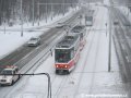 Za husté sněhové vánice míří Plzeňskou ulicí k vozovně Motol krycí vlak tvořený soupravou vozů T6A5 ev.č.8713+8714 a za ním jedoucím vozem Škoda 14T ev.č.9117. | 27.1.2007