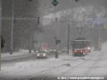 Za husté sněhové vánice míří Plzeňskou ulicí k vozovně Motol krycí vlak tvořený soupravou vozů T6A5 ev.č.8713+8714 a za ním jedoucím vozem Škoda 14T ev.č.9117. | 27.1.2007