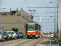 Souprava vozů T6A5 #8715+8716 vypravená na linku náhradní dopravy 39 klesá k zastávce Klamovka. | 11.8.2006