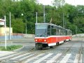 Souprava vozů T6A5 ev.č.8717+8718 vypravená na linku 12 míjí výjezdovou kolej ze smyčky Hlubočepy směrem na Barrandov a po stavebně ještě nedokončené trati vjíždí do zastávky Hlubočepy | 15.5.2004