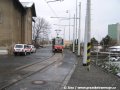 Souprava vozů T6A5 ev.č.8717+8718 se po kusé koleji blíží k čelní rampě. | 22.3.2007
