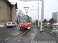Souprava vozů T6A5 ev.č.8717+8718 se po kusé koleji blíží k čelní rampě. | 22.3.2007