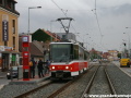Souprava vozů T6A5 ev.č.8717+8727 vypravená na odkloněnou linku 20 sotva zastavila v zastávce Malý Břevnov, ale cestující již sahají po tlačítkách otevírání dveří. | 31.8.2010
