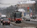 Souprava vozů T6A5 ev.č.8726+8720 vypravená na linku 26 vyčkává během sněhové kalamity na signál volno na křižovatce Sirotčinec | 11.1.2010