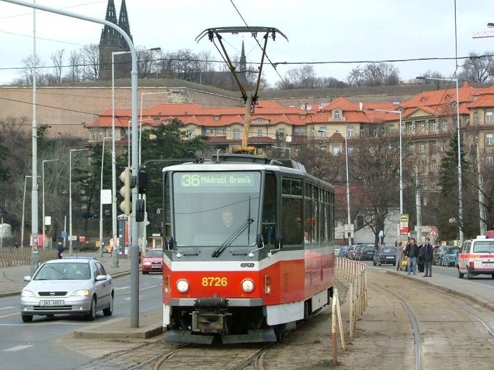 K rozjezdové výhybce do smyčky Podolská vodárna se přiblížil vůz T6A5 ev.č.8726 vypravený na linku náhradní dopravy 36. | 15.3.2004