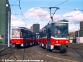 Souprava vozů T6A5 ev.č.8734+8733 přijela z areálu zličínského ČKD k předávací koleji na nádraží Praha-Zličín, jako všechny ostatní vozy, protisměrně otočená. Až k přejezdu u vozovny Motol musela tedy odjet zpětným pohybem. Na snímku je zachycená na vnější koleji smyčky Sídliště Řepy vedle soupravy vozů T6A5 ev.č.8727+8728 vypravené na linku 4 ve správném postavení na střední koleji. | 10.11.1997