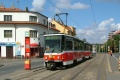 Souprava vozů T6A5 #8735+8733 vypravená na linku 22 odbavuje cestující v zastávce Nádraží Strašnice. | 22.8.2004