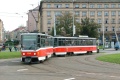 Souprava vozů T6A5 #8749+8750 vypravená na linku 26 odbočuje do Evropské ulice. | 8.10.2005