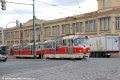 Od zastávky Želivského u metra odbočuje křižovatkou Strojimport k Nákladovému nádraží Žižkov souprava vozů T3R.PLF #8764+T3R.P #8408 vypravená na linku 7. | 22. 7. 2026