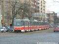 Vůz KT8D5 ev.č.9002 vypravený na linku 19 vyčkává v prostoru křižovatky Balabenka na signál volno následovaný vozem KT8D5 ev.č.9017. | 4.2.2004