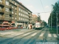 Vůz KT8D5 ev.č.9003 vypravený na linku 25 stanicuje v zastávce Lotyšská do centra v její původní poloze. | 29.9.1999