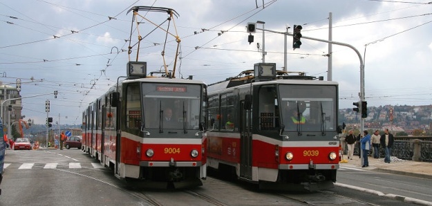 Oba vozy KT8D5 ev.č.9004 a 9039 projíždí souběžnou jízdou křižovatkou Palackého náměstí. | 21.10.2007