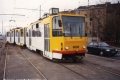 Vůz KT8D5 #9005 vypravený na linku 4 vjíždí v prostoru obratiště Hostivařská, které bylo zřízeno během opravy zárubních zdí před smyčkou. | 26.3.1999