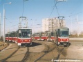 Vůz KT8D5 ev.č.9008 vypravený na linku 3 manipuluje na vnější koleji smyčky Levského v sousedství soupravy vozů T6A5 ev.č.8715+8716 zatahující z linky 17 do vozovny Motol | 10.3.2003