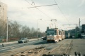 Vůz KT8D5 #9008 vypravený na linku 4 manipuluje v obratišti Hostivařská. V popředí jsou patrné vyndané velkoplošné panely BKV, místo nichž byla vložena pevná kolejová spojka. | 27.3.1999