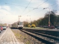 Vůz KT8D5 ev.č.9010 vypravený na linku 25 vjíždí na rozřazovací kolej křižovatky Prašný most | 13.4.2000