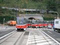 Vozy KT8D5 ev.č.9013 a 9017 projíždí během kolaudace souběžnou jízdou nejen všechna kritická místa křižovatky Letenský tunel, v nichž by mohlo hrozit riziko potkání se protijedoucích tramvají. | 20.8.2007